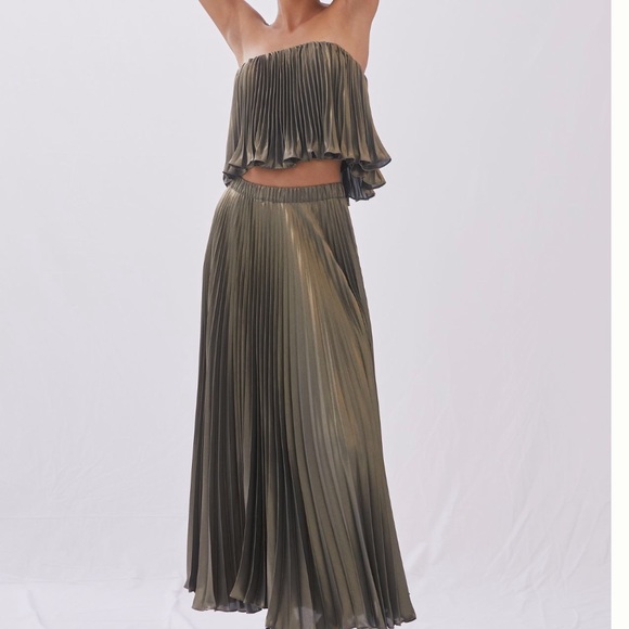 NWT Anthropologie Skirt Set. Metallic gold color - Picture 4 of 13